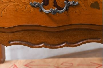 中古　イタリア輸入家具　猫脚が優美な象嵌入りの縦型チェスト(引き出し、サイドチェスト)(R-083255)