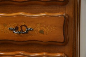 中古　イタリア輸入家具　猫脚が優美な象嵌入りの縦型チェスト(引き出し、サイドチェスト)(R-083255)