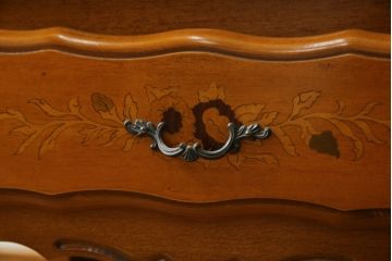 中古　イタリア輸入家具　猫脚が優美な象嵌入りの縦型チェスト(引き出し、サイドチェスト)(R-083255)