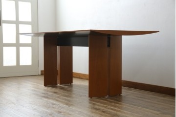 中古　arflex(アルフレックス)　TAVOLO NAVE(タボロ・ナーベ)　空間に調和しながらも存在感を放つダイニングテーブル　現行定価約55万円　(R-083256)