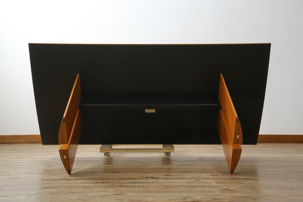 中古　arflex(アルフレックス)　TAVOLO NAVE(タボロ・ナーベ)　空間に調和しながらも存在感を放つダイニングテーブル　現行定価約55万円　(R-083256)