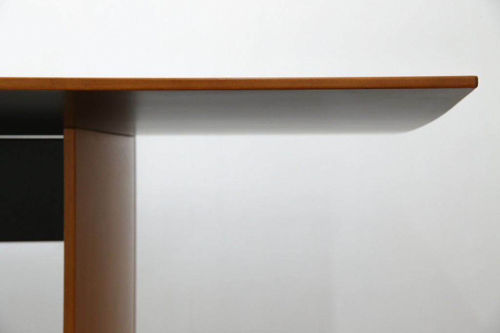 中古　arflex(アルフレックス)　TAVOLO NAVE(タボロ・ナーベ)　空間に調和しながらも存在感を放つダイニングテーブル　現行定価約55万円　(R-083256)