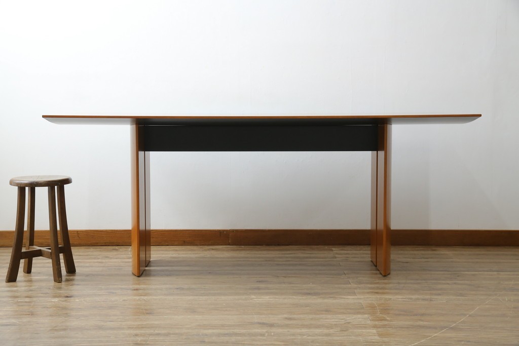 中古　arflex(アルフレックス)　TAVOLO NAVE(タボロ・ナーベ)　空間に調和しながらも存在感を放つダイニングテーブル　現行定価約55万円　(R-083256)