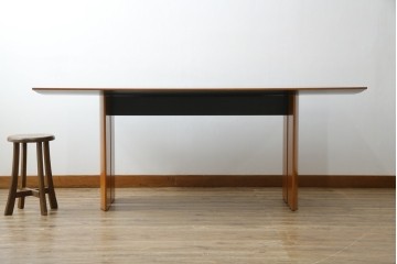 中古　arflex(アルフレックス)　TAVOLO NAVE(タボロ・ナーベ)　空間に調和しながらも存在感を放つダイニングテーブル　現行定価約55万円　(R-083256)