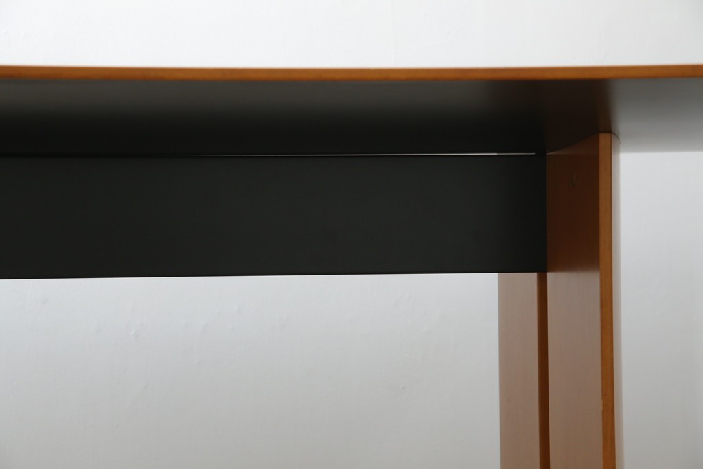 中古　arflex(アルフレックス)　TAVOLO NAVE(タボロ・ナーベ)　空間に調和しながらも存在感を放つダイニングテーブル　現行定価約55万円　(R-083256)