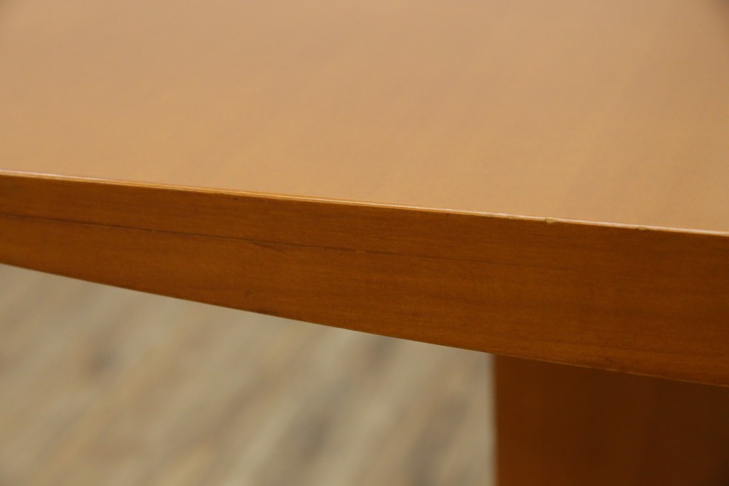 中古　arflex(アルフレックス)　TAVOLO NAVE(タボロ・ナーベ)　空間に調和しながらも存在感を放つダイニングテーブル　現行定価約55万円　(R-083256)