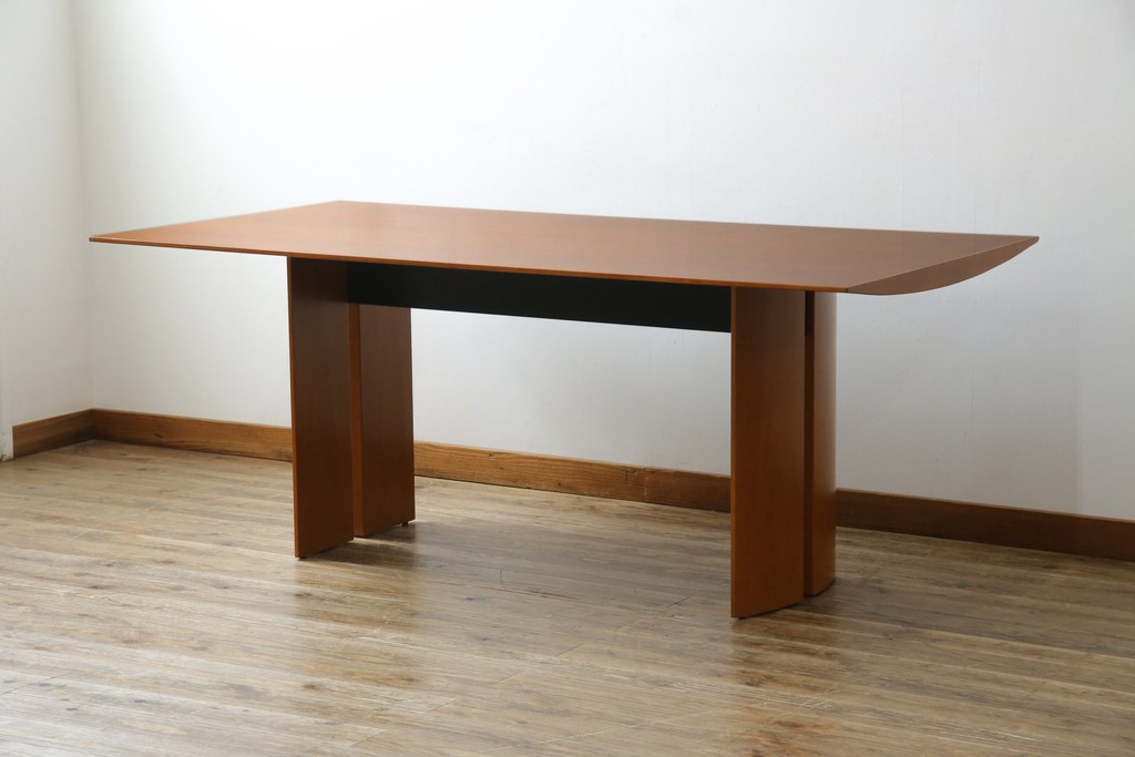 中古　arflex(アルフレックス)　TAVOLO NAVE(タボロ・ナーベ)　空間に調和しながらも存在感を放つダイニングテーブル　現行定価約55万円　(R-083256)