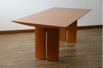 中古　arflex(アルフレックス)　TAVOLO NAVE(タボロ・ナーベ)　空間に調和しながらも存在感を放つダイニングテーブル　現行定価約55万円　(R-083256)