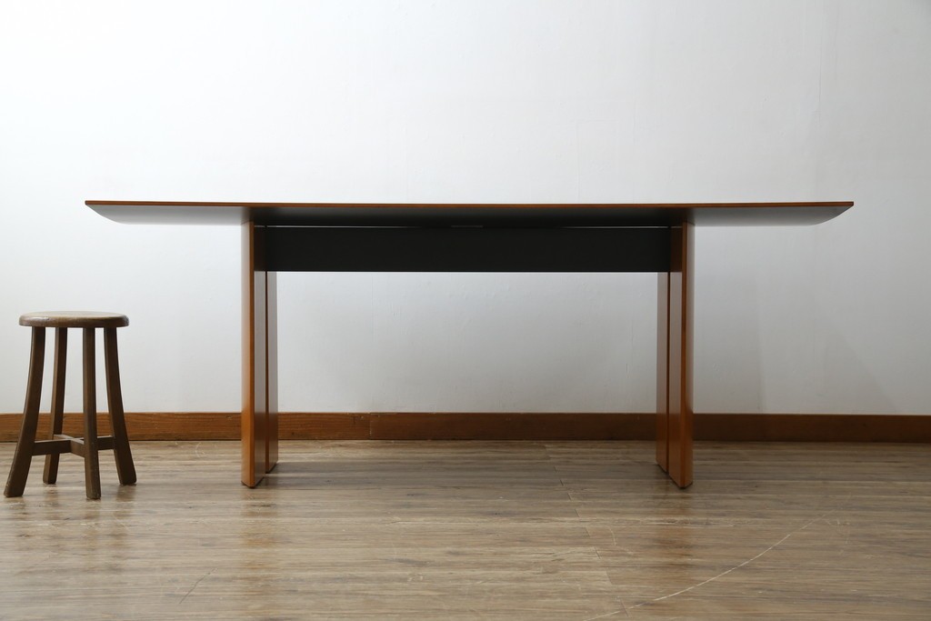 中古　arflex(アルフレックス)　TAVOLO NAVE(タボロ・ナーベ)　空間に調和しながらも存在感を放つダイニングテーブル　現行定価約55万円　(R-083256)