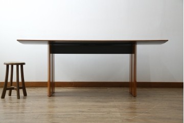 中古　arflex(アルフレックス)　TAVOLO NAVE(タボロ・ナーベ)　空間に調和しながらも存在感を放つダイニングテーブル　現行定価約55万円　(R-083256)