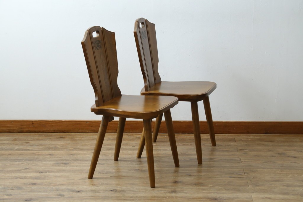 中古　美品　希少な絶版品!!　カリモク家具(karimoku)　ルスティック(RUSTIC)　オーク材　カントリースタイルの空間づくりにおすすめなダイニングチェア2脚セット　(R-083257)
