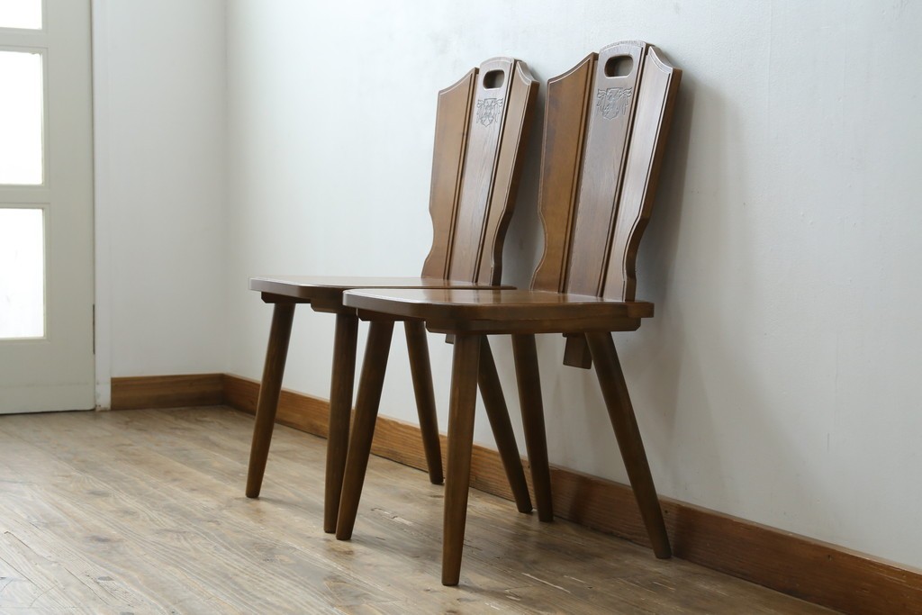 中古　美品　希少な絶版品!!　カリモク家具(karimoku)　ルスティック(RUSTIC)　オーク材　カントリースタイルの空間づくりにおすすめなダイニングチェア2脚セット　(R-083257)