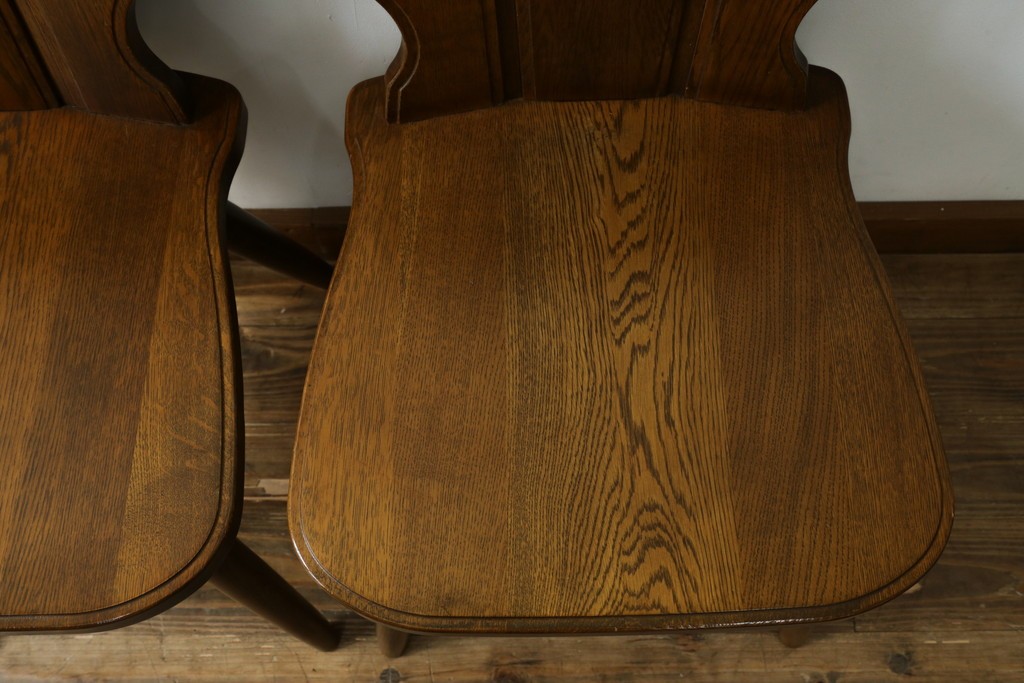 中古　美品　希少な絶版品!!　カリモク家具(karimoku)　ルスティック(RUSTIC)　オーク材　カントリースタイルの空間づくりにおすすめなダイニングチェア2脚セット　(R-083257)