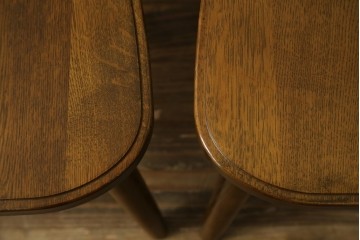 中古　美品　希少な絶版品!!　カリモク家具(karimoku)　ルスティック(RUSTIC)　オーク材　カントリースタイルの空間づくりにおすすめなダイニングチェア2脚セット　(R-083257)