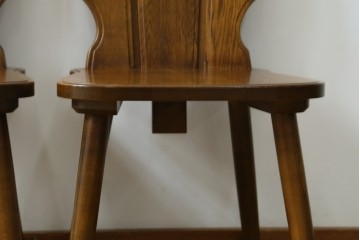 中古　美品　希少な絶版品!!　カリモク家具(karimoku)　ルスティック(RUSTIC)　オーク材　カントリースタイルの空間づくりにおすすめなダイニングチェア2脚セット　(R-083257)