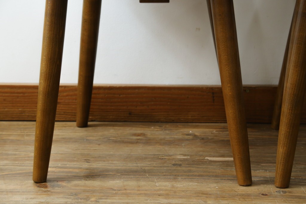 中古　美品　希少な絶版品!!　カリモク家具(karimoku)　ルスティック(RUSTIC)　オーク材　カントリースタイルの空間づくりにおすすめなダイニングチェア2脚セット　(R-083257)