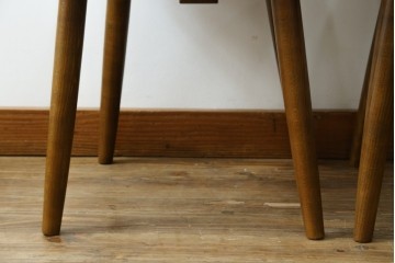 中古　美品　希少な絶版品!!　カリモク家具(karimoku)　ルスティック(RUSTIC)　オーク材　カントリースタイルの空間づくりにおすすめなダイニングチェア2脚セット　(R-083257)