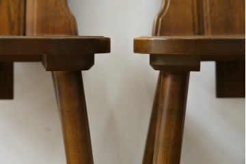 中古　美品　希少な絶版品!!　カリモク家具(karimoku)　ルスティック(RUSTIC)　オーク材　カントリースタイルの空間づくりにおすすめなダイニングチェア2脚セット　(R-083257)