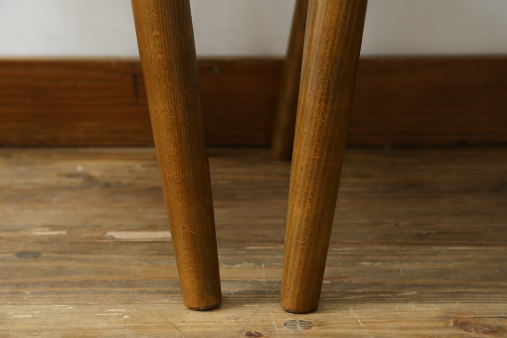 中古　美品　希少な絶版品!!　カリモク家具(karimoku)　ルスティック(RUSTIC)　オーク材　カントリースタイルの空間づくりにおすすめなダイニングチェア2脚セット　(R-083257)