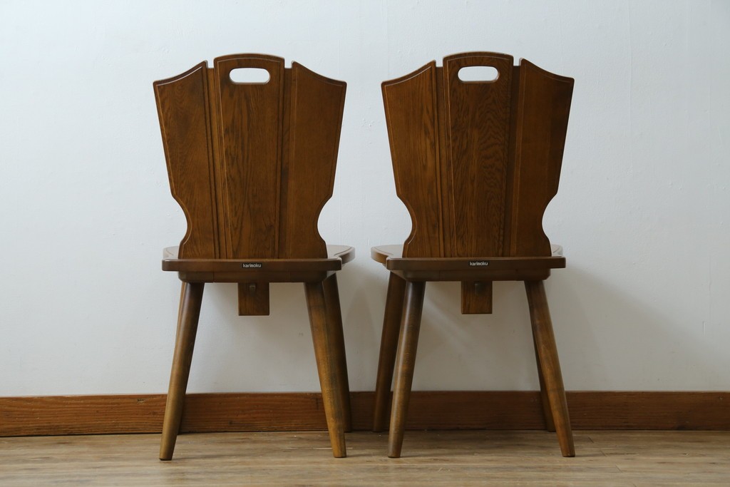 中古　美品　希少な絶版品!!　カリモク家具(karimoku)　ルスティック(RUSTIC)　オーク材　カントリースタイルの空間づくりにおすすめなダイニングチェア2脚セット　(R-083257)