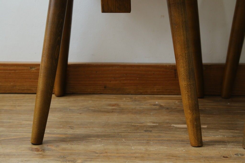 中古　美品　希少な絶版品!!　カリモク家具(karimoku)　ルスティック(RUSTIC)　オーク材　カントリースタイルの空間づくりにおすすめなダイニングチェア2脚セット　(R-083257)