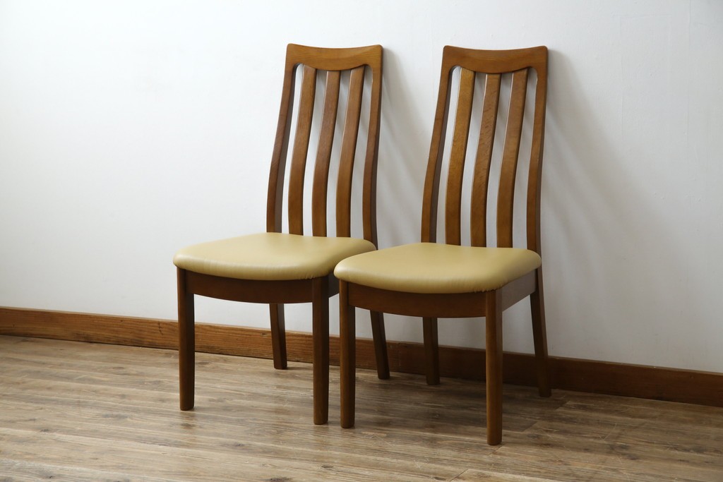 中古　マルニ木工(MARUNI)　楢(ナラ)材　本革(レザー)　北欧スタイルの美しい曲線が際立つダイニングチェア2脚セット　(R-083258)