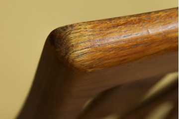 中古　マルニ木工(MARUNI)　楢(ナラ)材　本革(レザー)　北欧スタイルの美しい曲線が際立つダイニングチェア2脚セット　(R-083258)