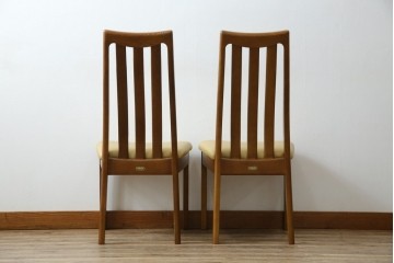 中古　マルニ木工(MARUNI)　楢(ナラ)材　本革(レザー)　北欧スタイルの美しい曲線が際立つダイニングチェア2脚セット　(R-083258)