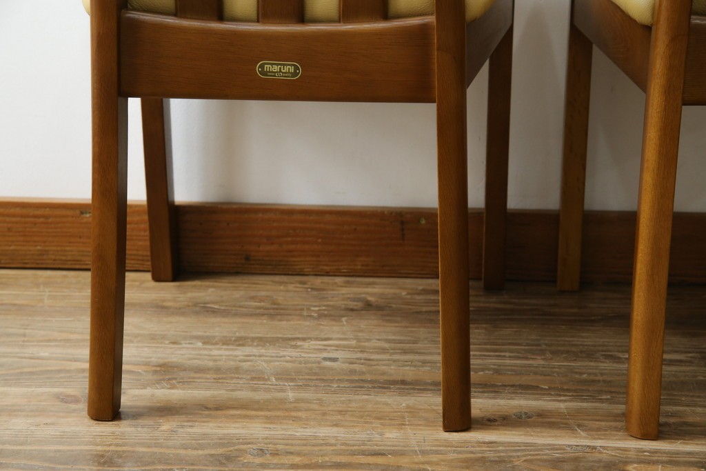 中古　マルニ木工(MARUNI)　楢(ナラ)材　本革(レザー)　北欧スタイルの美しい曲線が際立つダイニングチェア2脚セット　(R-083258)
