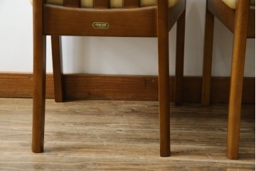 中古　マルニ木工(MARUNI)　楢(ナラ)材　本革(レザー)　北欧スタイルの美しい曲線が際立つダイニングチェア2脚セット　(R-083258)