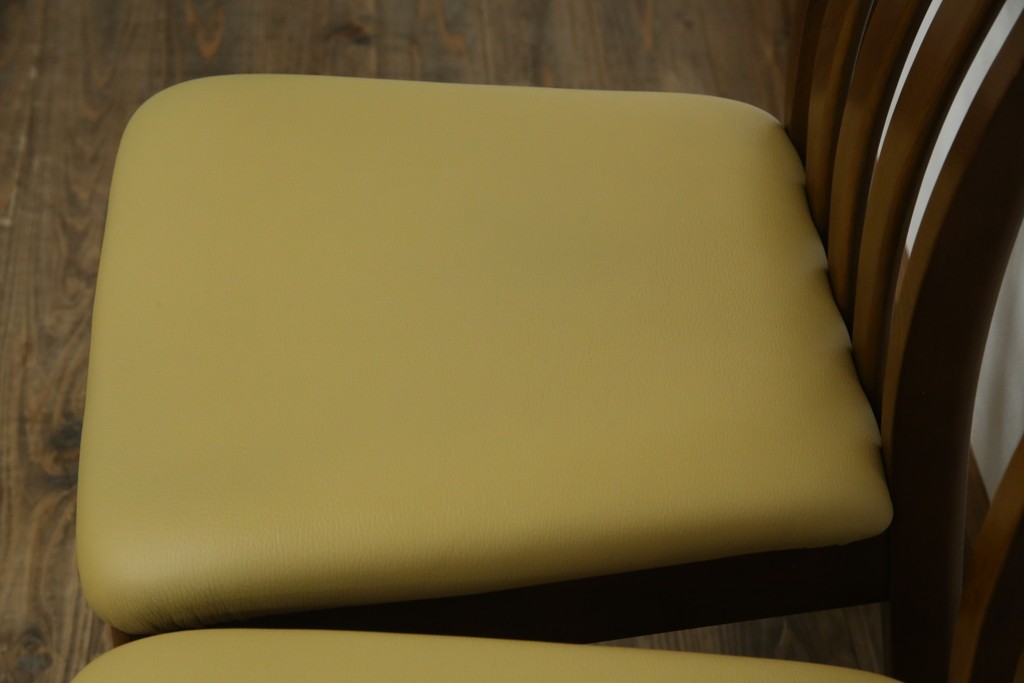 中古　マルニ木工(MARUNI)　楢(ナラ)材　本革(レザー)　北欧スタイルの美しい曲線が際立つダイニングチェア2脚セット　(R-083258)