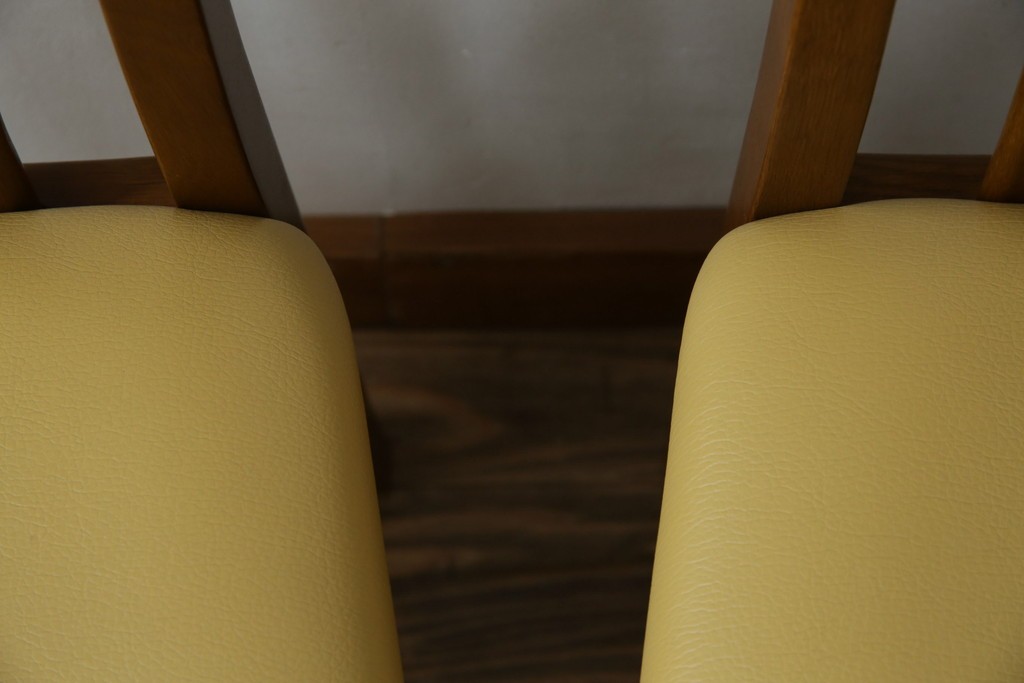 中古　マルニ木工(MARUNI)　楢(ナラ)材　本革(レザー)　北欧スタイルの美しい曲線が際立つダイニングチェア2脚セット　(R-083258)