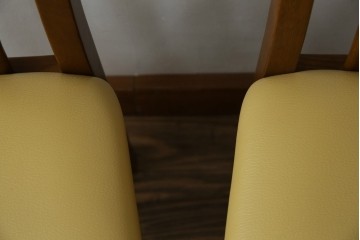 中古　マルニ木工(MARUNI)　楢(ナラ)材　本革(レザー)　北欧スタイルの美しい曲線が際立つダイニングチェア2脚セット　(R-083258)