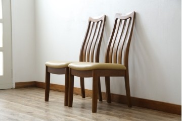 中古　マルニ木工(MARUNI)　楢(ナラ)材　本革(レザー)　北欧スタイルの美しい曲線が際立つダイニングチェア2脚セット　(R-083258)