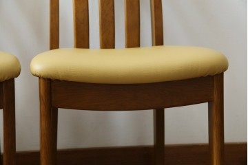 中古　マルニ木工(MARUNI)　楢(ナラ)材　本革(レザー)　北欧スタイルの美しい曲線が際立つダイニングチェア2脚セット　(R-083258)