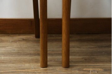 中古　マルニ木工(MARUNI)　楢(ナラ)材　本革(レザー)　北欧スタイルの美しい曲線が際立つダイニングチェア2脚セット　(R-083258)