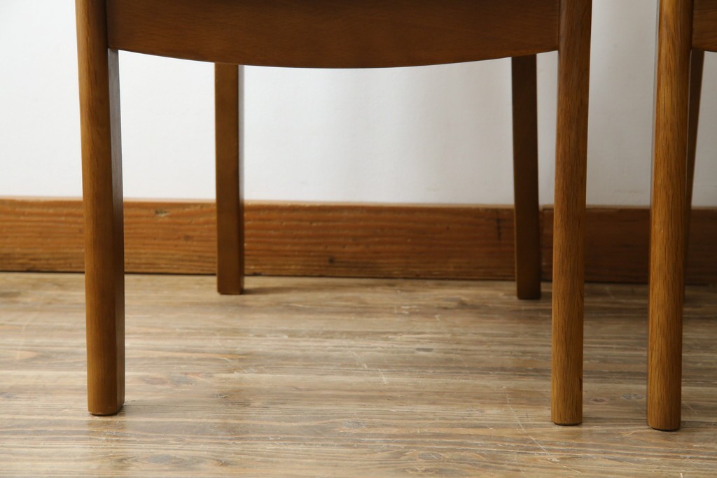 中古　マルニ木工(MARUNI)　楢(ナラ)材　本革(レザー)　北欧スタイルの美しい曲線が際立つダイニングチェア2脚セット　(R-083258)