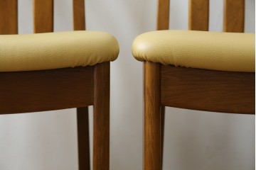 中古　マルニ木工(MARUNI)　楢(ナラ)材　本革(レザー)　北欧スタイルの美しい曲線が際立つダイニングチェア2脚セット　(R-083258)