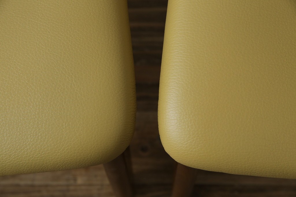 中古　マルニ木工(MARUNI)　楢(ナラ)材　本革(レザー)　北欧スタイルの美しい曲線が際立つダイニングチェア2脚セット　(R-083258)