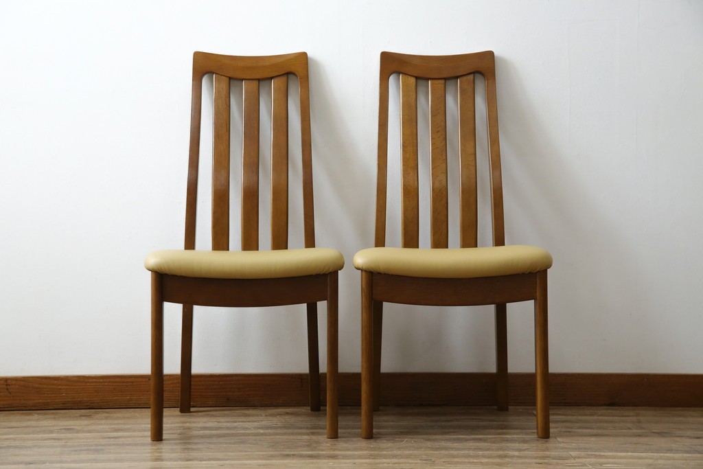 中古　マルニ木工(MARUNI)　楢(ナラ)材　本革(レザー)　北欧スタイルの美しい曲線が際立つダイニングチェア2脚セット　(R-083258)