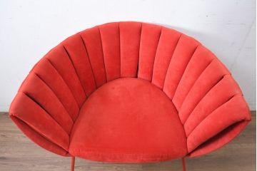 中古　美品　展示品　高級家具ブランド　Abita Style(アビタスタイル)　優雅なレッドカラーとミッドセンチュリーデザインが空間のアクセントになるラウンジチェア(アームチェア、椅子、イス)(定価約10万5千円)(R-083259)