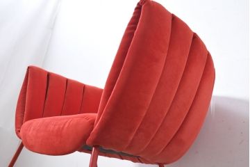中古　美品　展示品　高級家具ブランド　Abita Style(アビタスタイル)　優雅なレッドカラーとミッドセンチュリーデザインが空間のアクセントになるラウンジチェア(アームチェア、椅子、イス)(定価約10万5千円)(R-083259)