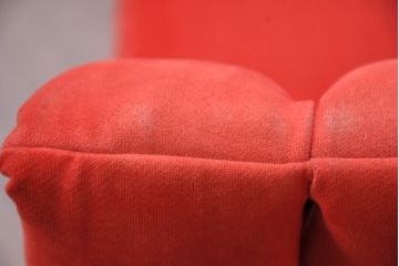 中古　美品　展示品　高級家具ブランド　Abita Style(アビタスタイル)　優雅なレッドカラーとミッドセンチュリーデザインが空間のアクセントになるラウンジチェア(アームチェア、椅子、イス)(定価約10万5千円)(R-083259)
