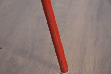 中古　美品　展示品　高級家具ブランド　Abita Style(アビタスタイル)　優雅なレッドカラーとミッドセンチュリーデザインが空間のアクセントになるラウンジチェア(アームチェア、椅子、イス)(定価約10万5千円)(R-083259)