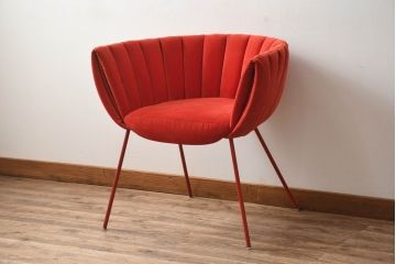 中古　美品　展示品　高級家具ブランド　Abita Style(アビタスタイル)　優雅なレッドカラーとミッドセンチュリーデザインが空間のアクセントになるラウンジチェア(アームチェア、椅子、イス)(定価約10万5千円)(R-083259)