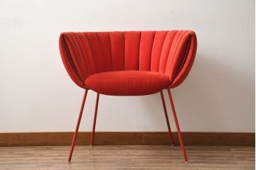 中古　美品　展示品　高級家具ブランド　Abita Style(アビタスタイル)　優雅なレッドカラーとミッドセンチュリーデザインが空間のアクセントになるラウンジチェア(アームチェア、椅子、イス)(定価約10万5千円)(R-083259)