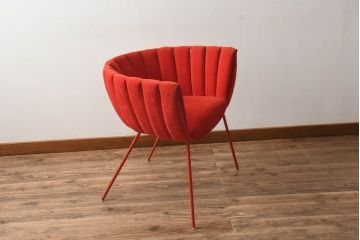中古　美品　展示品　高級家具ブランド　Abita Style(アビタスタイル)　優雅なレッドカラーとミッドセンチュリーデザインが空間のアクセントになるラウンジチェア(アームチェア、椅子、イス)(定価約10万5千円)(R-083259)