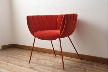 中古　美品　展示品　高級家具ブランド　Abita Style(アビタスタイル)　優雅なレッドカラーとミッドセンチュリーデザインが空間のアクセントになるラウンジチェア(アームチェア、椅子、イス)(定価約10万5千円)(R-083259)