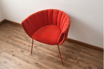 中古　美品　展示品　高級家具ブランド　Abita Style(アビタスタイル)　優雅なレッドカラーとミッドセンチュリーデザインが空間のアクセントになるラウンジチェア(アームチェア、椅子、イス)(定価約10万5千円)(R-083259)