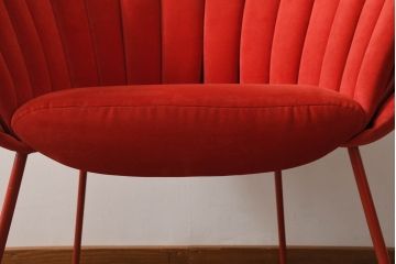 中古　美品　展示品　高級家具ブランド　Abita Style(アビタスタイル)　優雅なレッドカラーとミッドセンチュリーデザインが空間のアクセントになるラウンジチェア(アームチェア、椅子、イス)(定価約10万5千円)(R-083259)